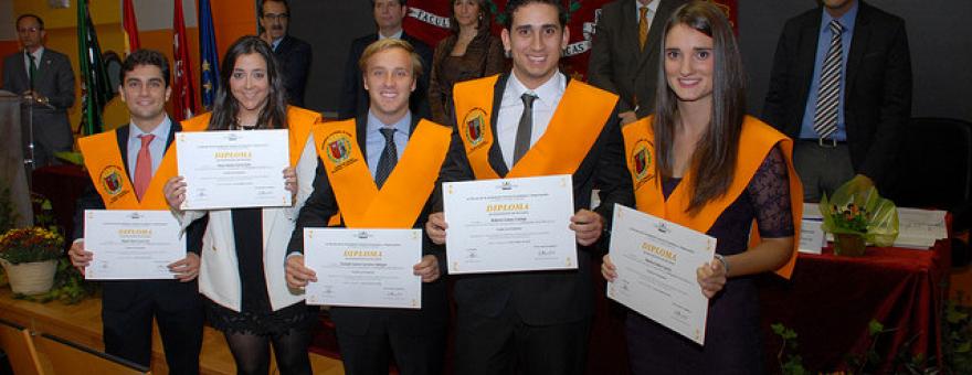 ltimos actos de graduaci n en la Facultad de Ciencias Econ micas